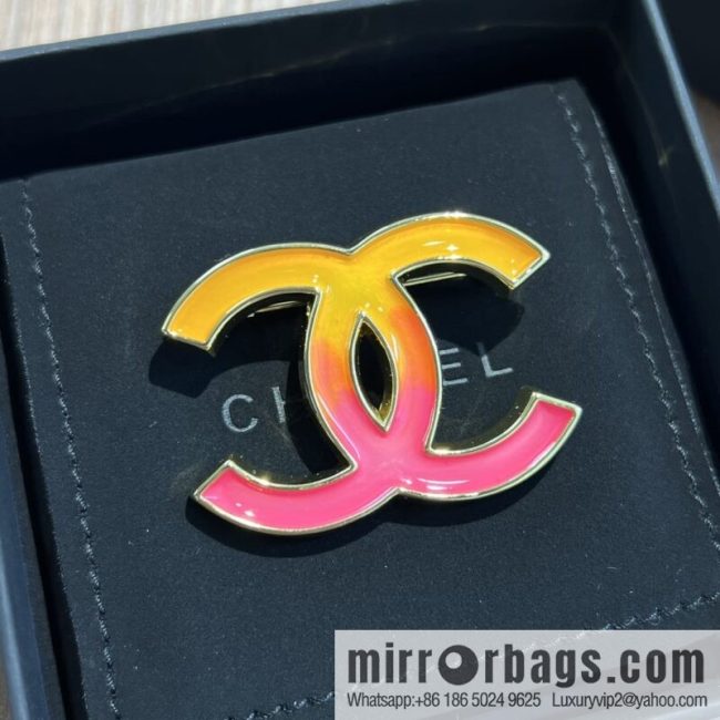 New ☑️ CHANEL Chanel double c gradual change pink brooch