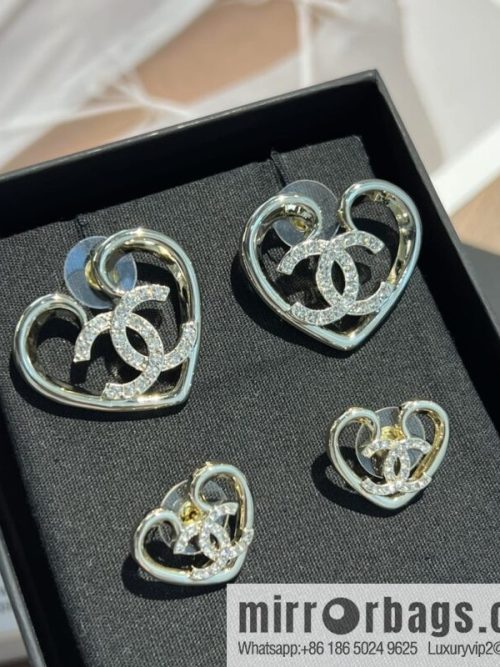 New ☑️ CHANEL Chanel c1 double c cut-out peach heart love stud earrings