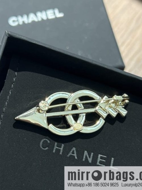 New ☑️ CHANEL Chanel double c arrow brooch