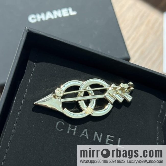 New ☑️ CHANEL Chanel double c arrow brooch