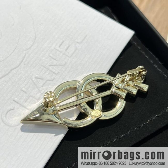 New ☑️ CHANEL Chanel Double C Arrow Hairpin