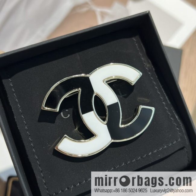 New ☑️ CHANEL Chanel double c black and white brooch
