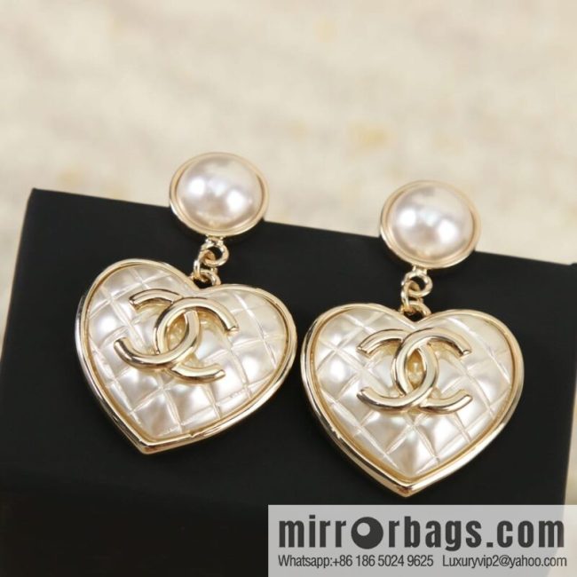 New ☑️ CHANEL Chanel c2 double c rhombus peach heart love stud earrings
