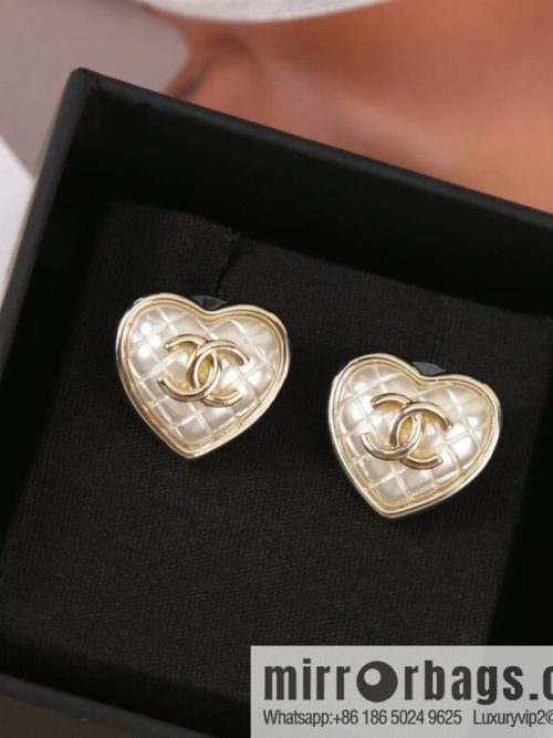 New ☑️ CHANEL Chanel c1 double c rhombus peach heart love stud earrings