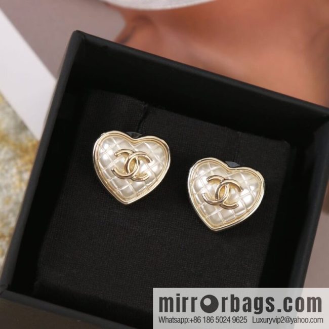 New ☑️ CHANEL Chanel c1 double c rhombus peach heart love stud earrings