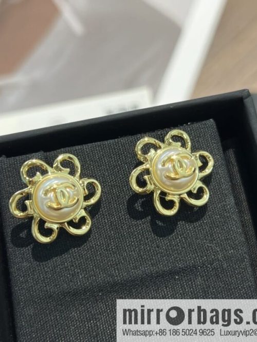 New ☑️ CHANEL Chanel c1 double c gold flower stud earrings