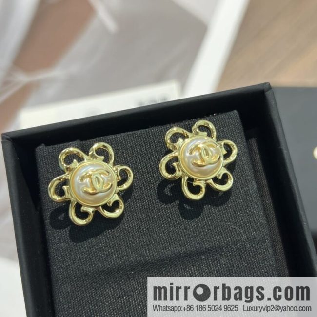 New ☑️ CHANEL Chanel c1 double c gold flower stud earrings