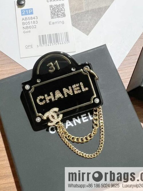 New ☑️ CHANEL Chanel black brooch chain strap shopping bag brooch