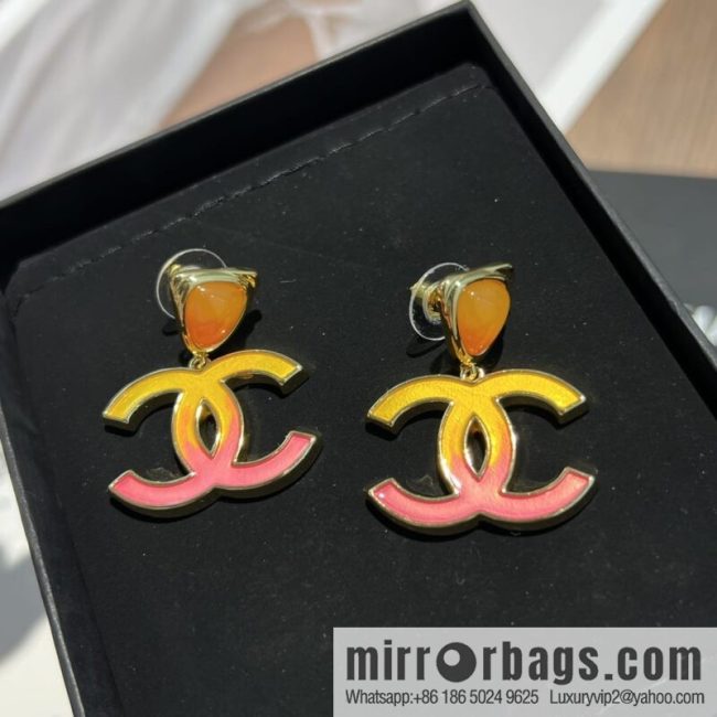 New ☑️ CHANEL Chanel c2 double c gradual change pink stud earrings