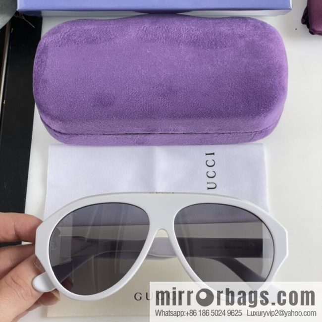 GUCCI Gucci Classic Unisex Sunglasses - Image 3