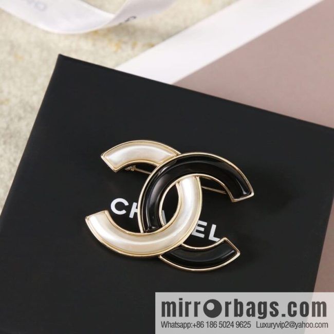 New ☑️ CHANEL Chanel double c black and white brooch