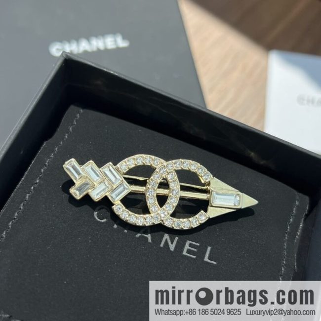 New ☑️ CHANEL Chanel double c arrow brooch