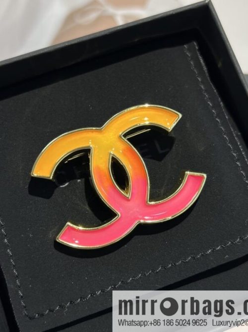 New ☑️ CHANEL Chanel double c gradual change pink brooch