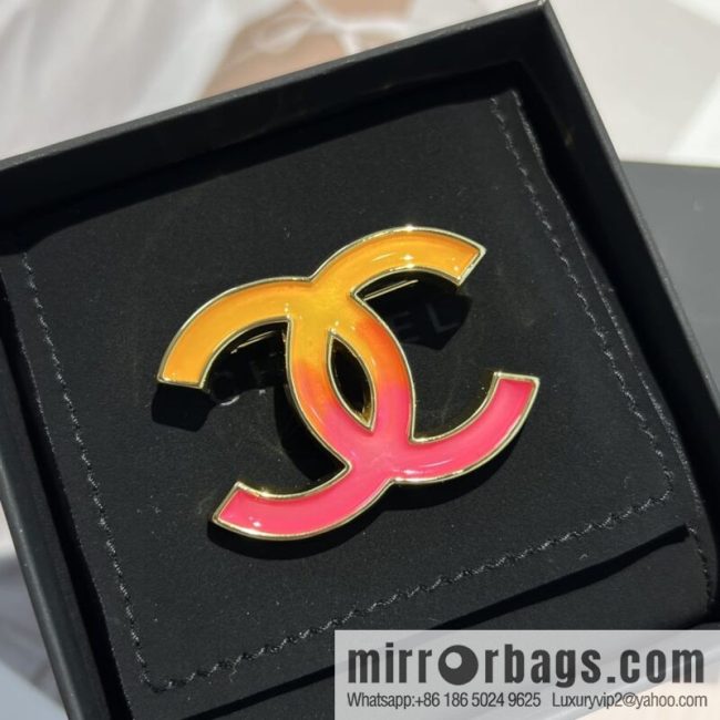 New ☑️ CHANEL Chanel double c gradual change pink brooch