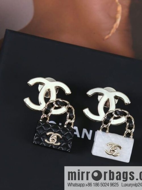 New ☑️ CHANEL Chanel double c lock bag brooch