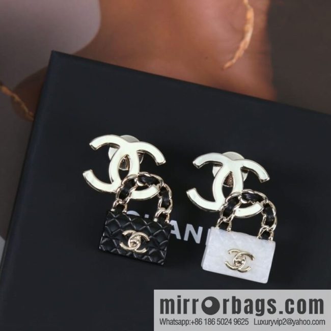 New ☑️ CHANEL Chanel double c lock bag brooch