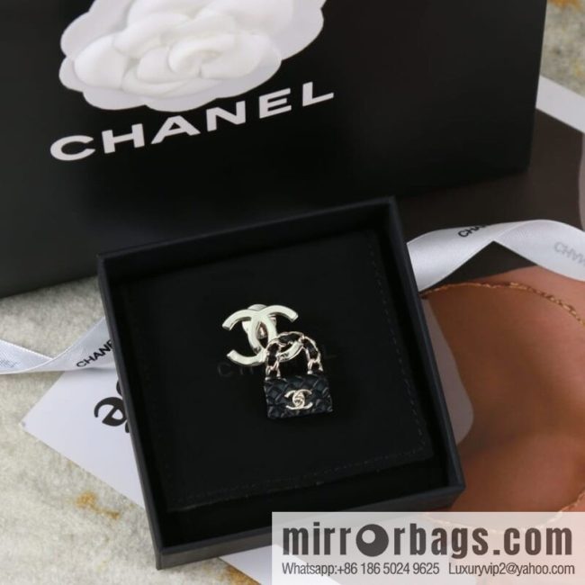 New ☑️ CHANEL Chanel double c lock bag brooch - Image 2