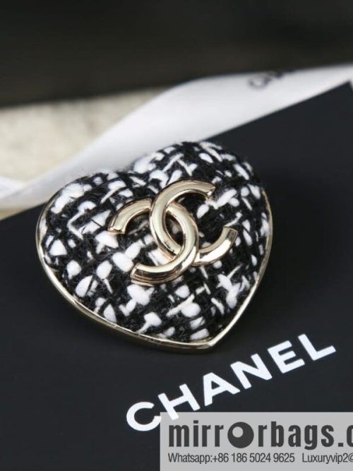 New ☑️ CHANEL Chanel double c editing wool love peach heart brooch
