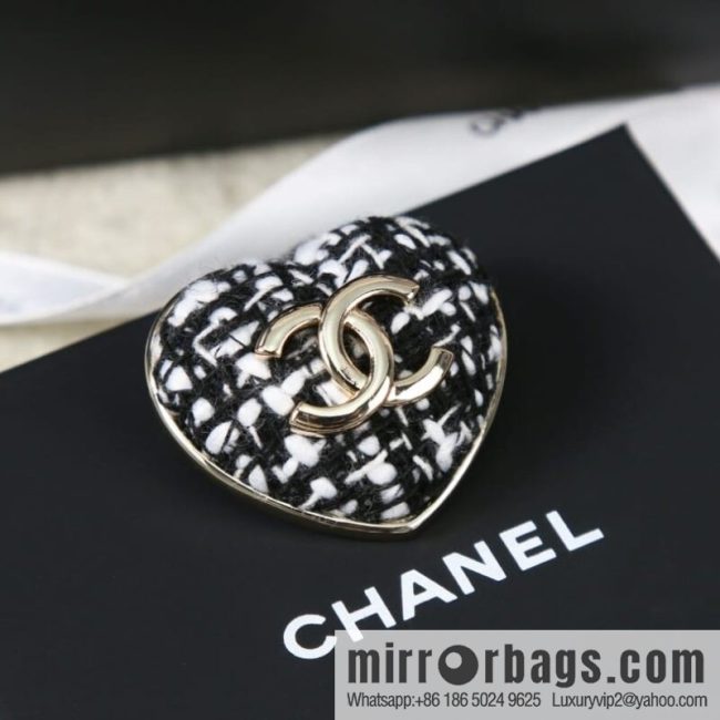 New ☑️ CHANEL Chanel double c editing wool love peach heart brooch