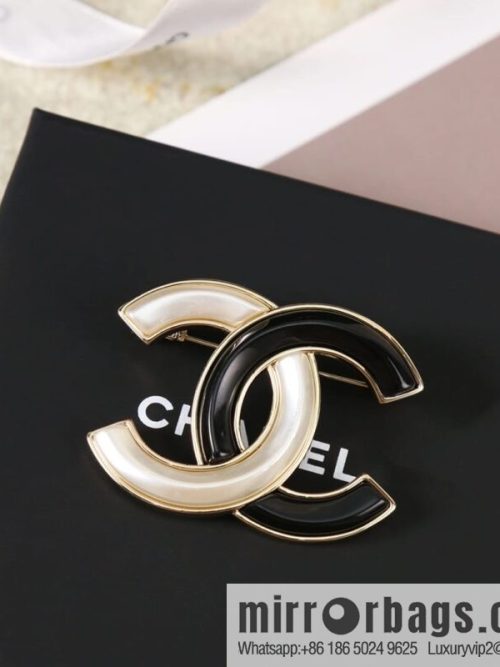 New ☑️ CHANEL Chanel double c black and white brooch