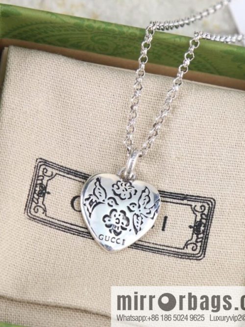 New Gucci gucci peach heart love necklace