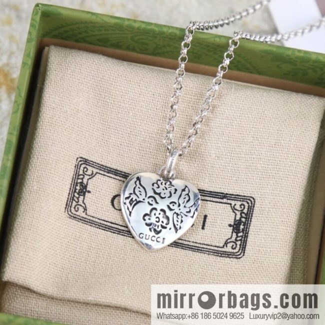 New Gucci gucci peach heart love necklace