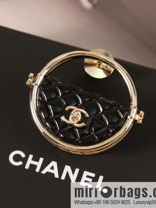 New ☑️ Chanel double c round brooch