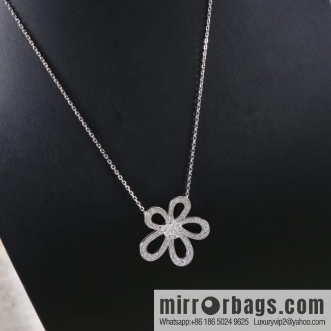 Van Cleef & Arpels Rose de Noel Diamond flower necklace earrings - Image 2