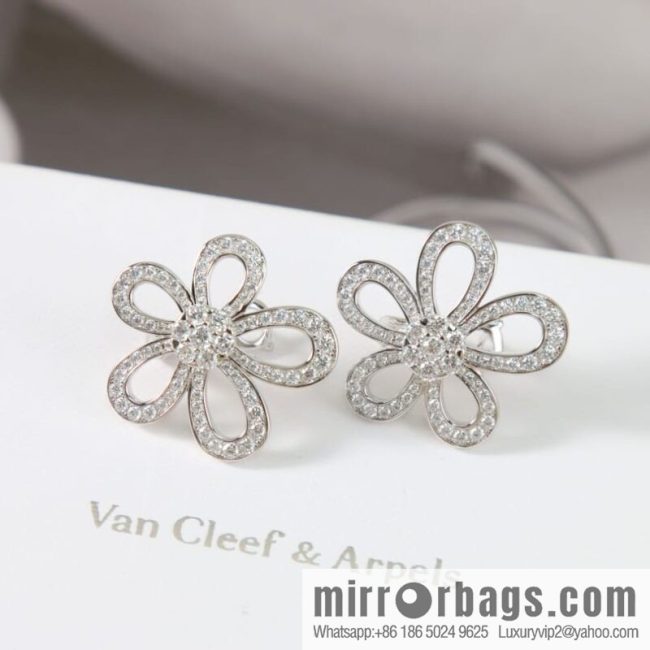 Van Cleef & Arpels Rose de Noel Diamond flower necklace earrings - Image 3