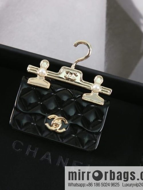 New ☑️ CHANEL Chanel double c hanger bag brooch