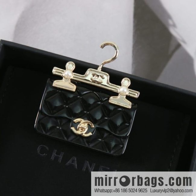 New ☑️ CHANEL Chanel double c hanger bag brooch