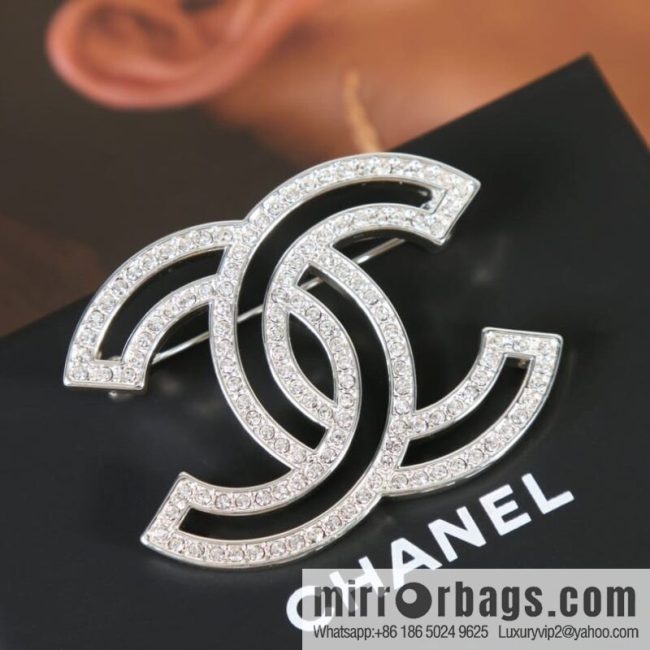 New ☑️ Chanel cut-out full drill double c brooch