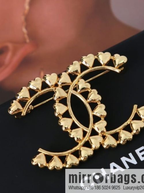 New ☑️ Chanel gold brooch