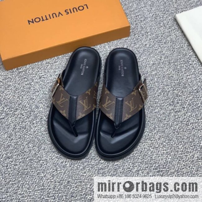 LV/Louis Vuitton uses classic PVC with black outsoles to form men\'s sneakers - Image 6