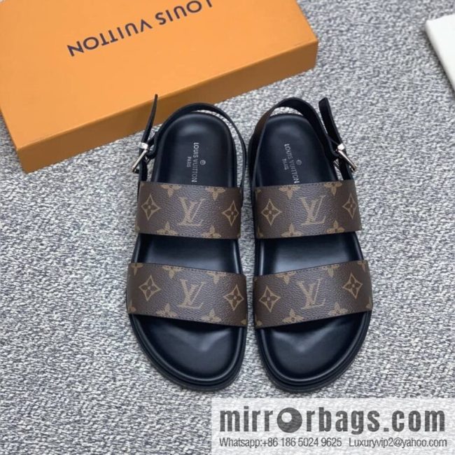 LV/Louis Vuitton uses classic PVC with black outsoles to form men\'s sneakers - Image 5