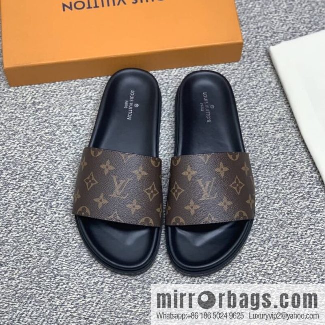 LV/Louis Vuitton uses classic PVC with black outsoles to form men\'s sneakers - Image 4