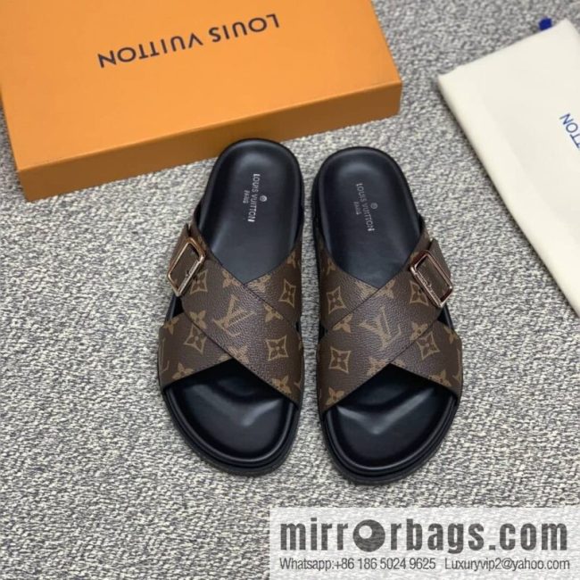 LV/Louis Vuitton uses classic PVC with black outsoles to form men\'s sneakers - Image 3