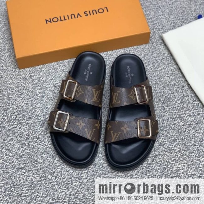 LV/Louis Vuitton uses classic PVC with black outsoles to form men\'s sneakers - Image 2