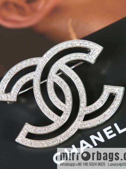 New ☑️ Chanel cut-out full drill double c brooch