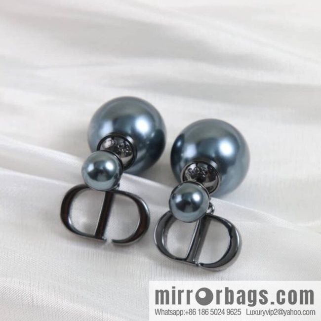 New ☑️ DIOR Dior black size pearl stud earrings