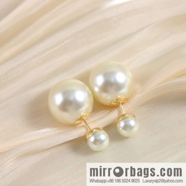 New ☑️ DIOR Dior size pearl CD stud earrings