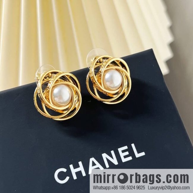 New ☑️ Chanel gold pearl stud earrings