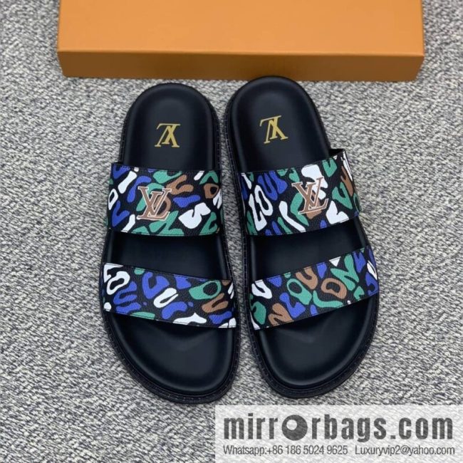 LV/Louis Vuitton features classic PVC men\'s sandals with black outsoles