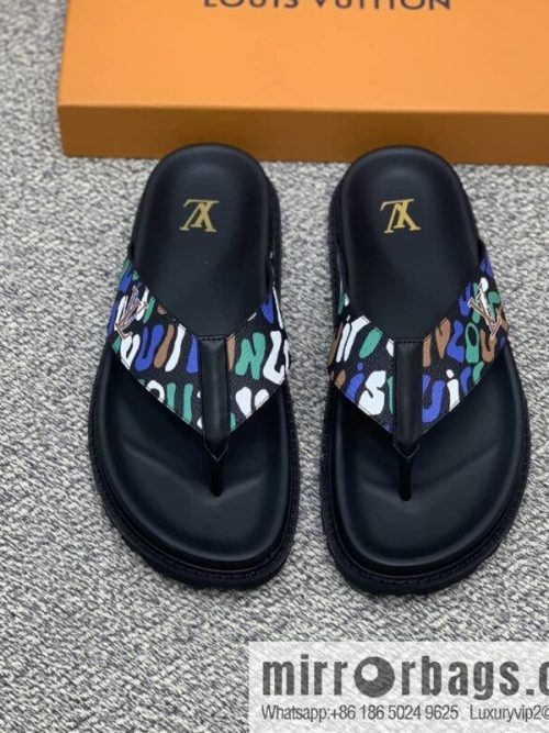 LV/Louis Vuitton features classic PVC men\'s sandals with black outsoles