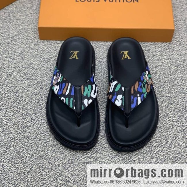 LV/Louis Vuitton features classic PVC men\'s sandals with black outsoles