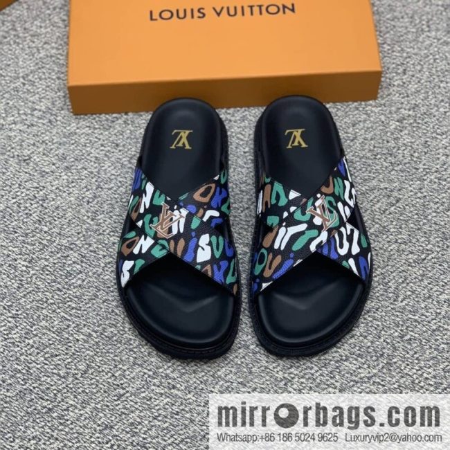 LV/Louis Vuitton features classic PVC men\'s sandals with black outsoles