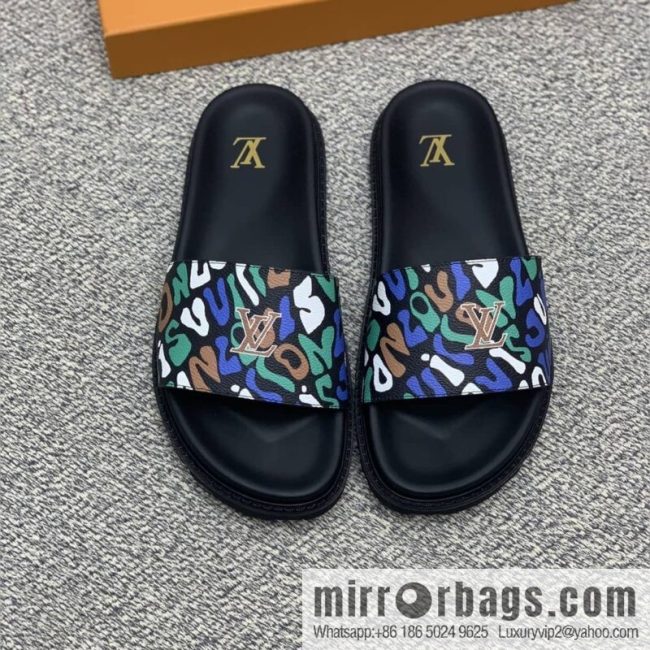 LV/Louis Vuitton features classic PVC men\'s sandals with black outsoles