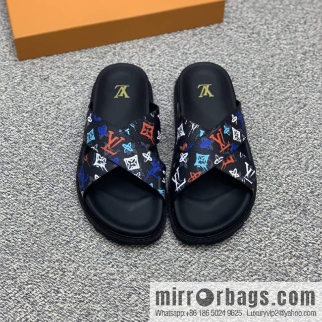 LV/Louis Vuitton features classic PVC men\'s sandals with black outsoles