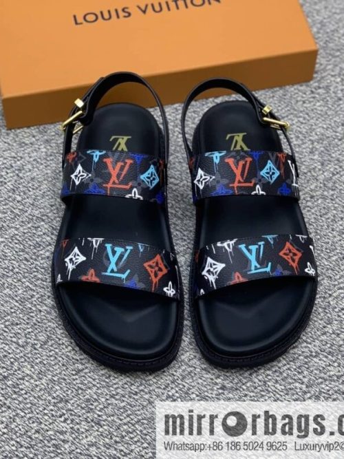 LV/Louis Vuitton features classic PVC men\'s sandals with black outsoles
