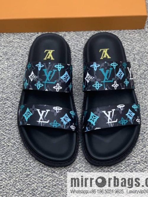 LV/Louis Vuitton features classic PVC men\'s sandals with black outsoles